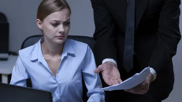 Una persona a la que están regañando en la oficina