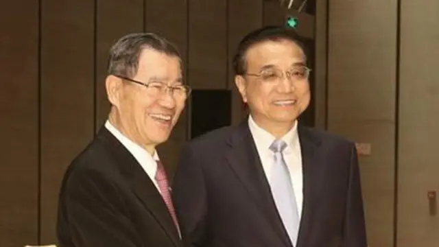 萧万长(左)与李克强(右)见面,双方高兴握手。