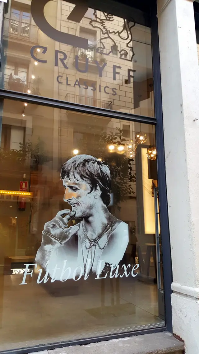 استقر كرويف في برشلونه واسس شركة لبيع المعدات والملابس الرياضية