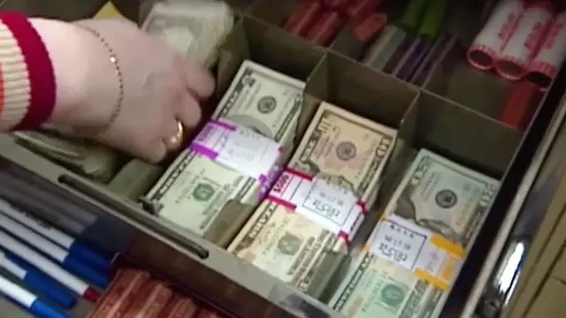 Долари в касі