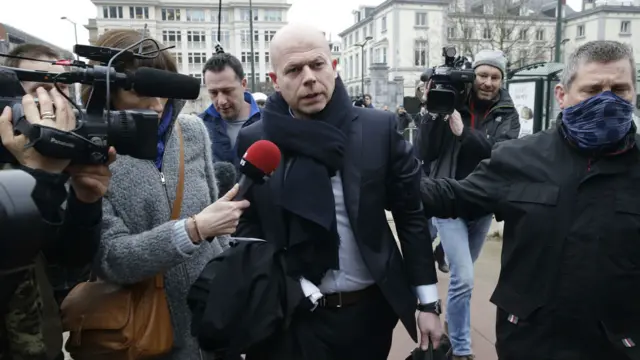 阿布德斯兰的律师斯文·马利在布鲁塞尔会议厅大楼外