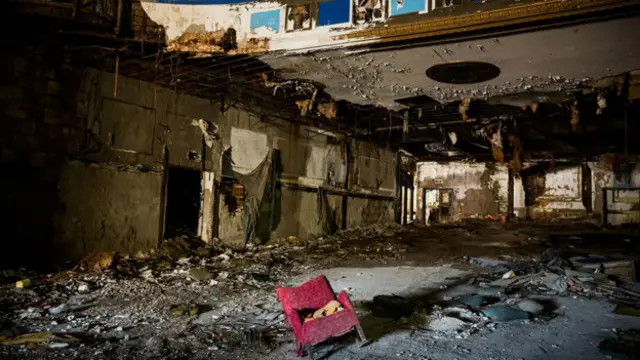 自2004年以来，底特律的伊斯敦剧院已年久失修。2013这年座城市宣布破产，数以千计的建筑也是类似状况。（图片来源：Getty Images）