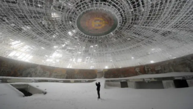 进入保加利亚共产党总部就像走进了飞碟。（图片来源：Getty Images）