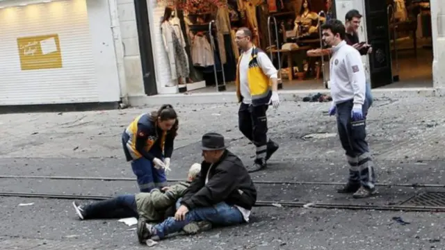 Həkimlər İstanbuldakı partlayışdan sonra yaralılara yardım edir