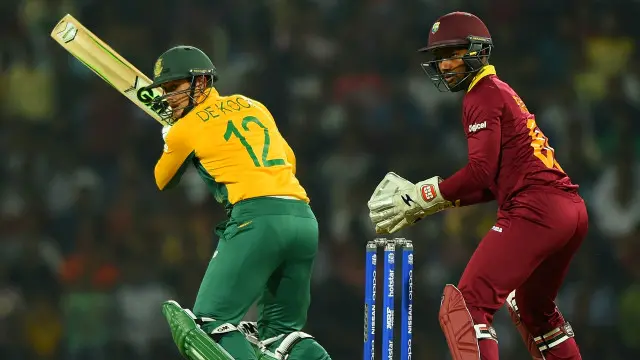 ڈی کاک ایک طرف سے اینڈ سنبھالے ہوئے ہیں