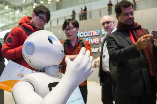Интерактивный робот компании IBM на выставке в Германии, 15 марта 2016 г.