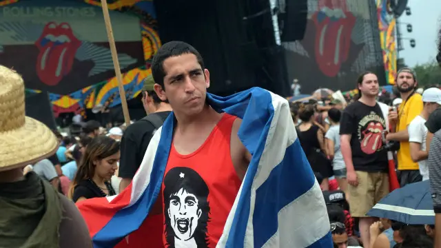 Un joven con una camiseta de Mick Jagger