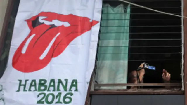 Un cartel de los Rolling Stones en una casa en La Habana