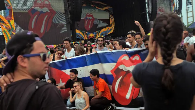 Un grupo de jóvenes fans