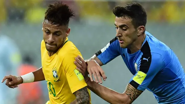 Neymar y Matías Vecino