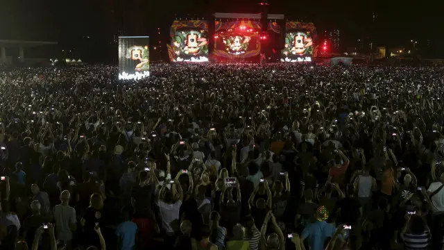 Puluhan ribu warga Kuba mengantri berjam-jam untuk bisa masuk ke lokasi konser.
