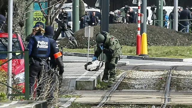 نٹرنیٹ اور دیگر ذرائع ابلاغ پر جذبات سے بھرپور پیغامات شائع ہونے شروع ہو جاتے ہیں