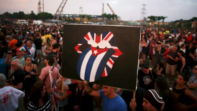 乐迷在场外聚集