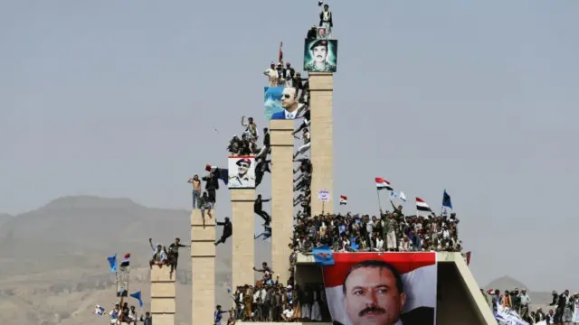 هواداران علی عبدالله صالح در بنای یادبود سرباز گمنام در صنعا