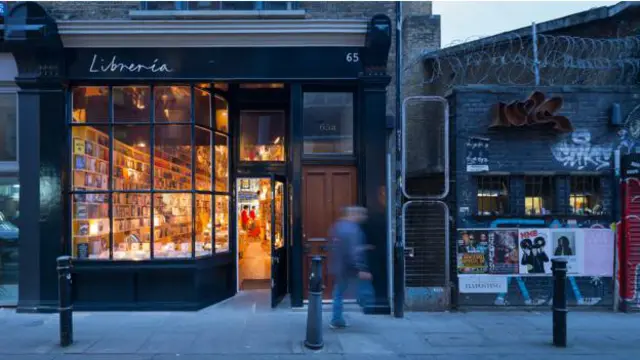 Pemilik toko buku ingin agar pengunjung membenamkan diri dalam kenikmatan buku cetak.
