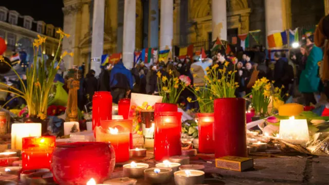 Свечи и цветы в честь жертв теракта 