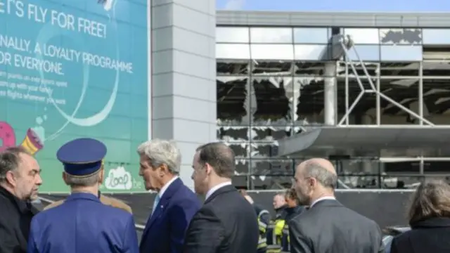 واشنطن أعلنت دعمها لبروكسل عقب الهجمات وتوجه وزير الخارجية جون كيري لزيارة المطار الذي شهد التفجيرات