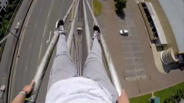 Jake Smith es un experto en freerunning (similar a Parkour) pero su video causó tal alarma que llegó a los titulares y hasta la policía emitió advertencias.