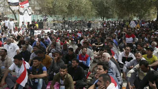 يطالب المعتصمون رئيس الوزراء حيدر العبادي بالإعلان عن تشكيلة وزارية جديدة