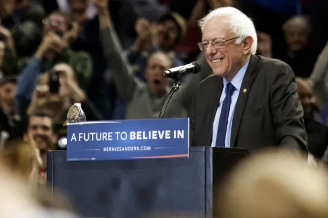 El viernes, durante un discurso de Sanders en Portland, Oregón, un pájaro se posó sobre el podio, un hecho insólito que fue tendencia en las redes sociales. 