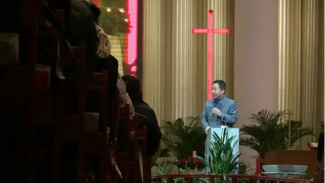 Wu Weiqing, pastor de una iglesia oficial en Pekín, dice que lleva "una vida cristiana dentro de los márgenes de la ley".