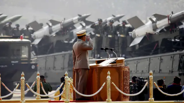 3月27日，在缅甸首都内比都，缅甸国防军总司令敏昂莱大将在阅兵仪式上检阅部队。