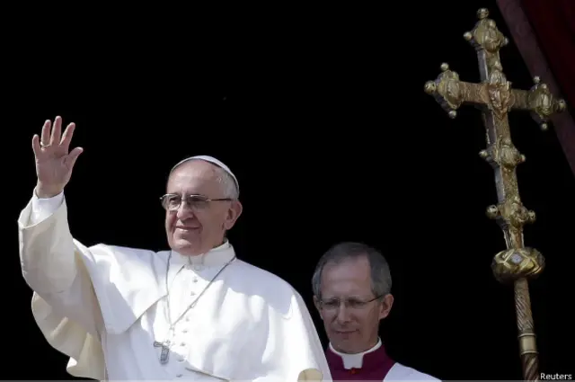 Папа римский Франциск отслужил в воскресенье торжественную пасхальную мессу на площади Святого Петра в Ватикане и поздравил католиков всего мира с праздником Пасхи.