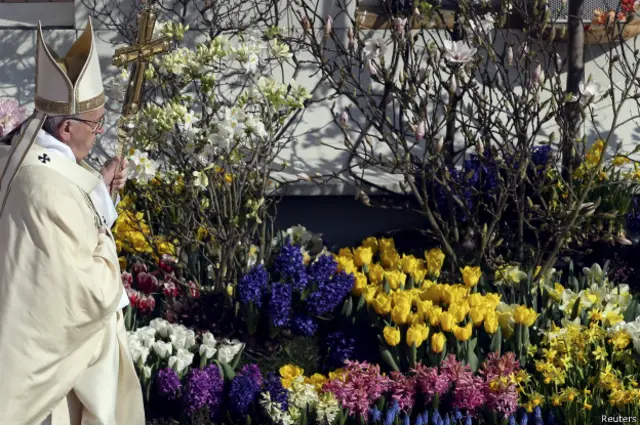 Место праздничной службы перед собором Святого Петра по традиции было украшено 40 тысячами цветов.