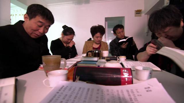 徐永海（左一）与“家庭教会”信众读经