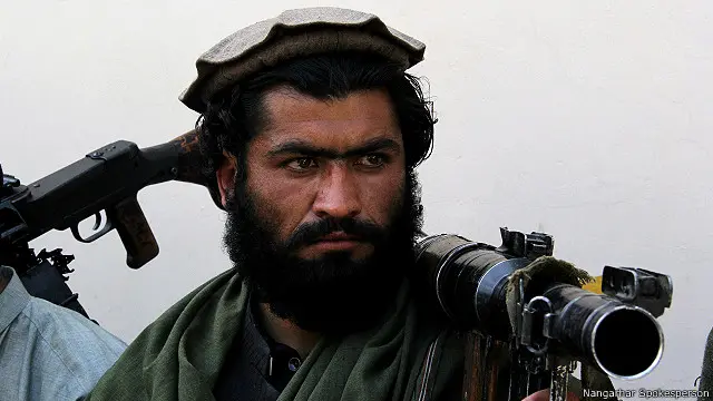 په دغو وسله والو کې د یوې ډلې مشر چې خپل روسی بې مرمۍ راکټ يې په اوږه و، ویل يې کلونه کلونه له وسله والو طالبانو سره وو او په دې وروستیو کې داعش ته ورغی.