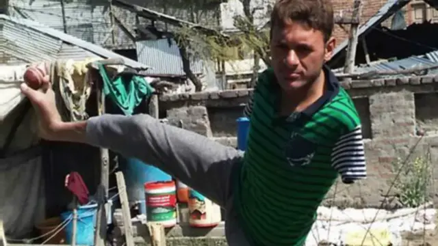 තම මිත්තණිය දැක්වූ ආදරය සහ කරුණාව නොවන්නට තමන් තවමත් සාමාන්ය ආබධිතයෙකුව සිටින්නට ඉඩ තිබුණු බවයි ඔහු පවසන්නේ