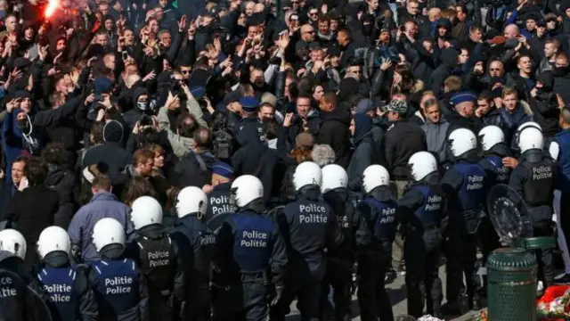 قوم پرست مظاہرین کے ساتھ اتوار کو ہونے والی جھڑپوں کے بعد پولیس نے برسلز کے چوک پلیس ڈی لا بورس کو بند کر دیا ہے