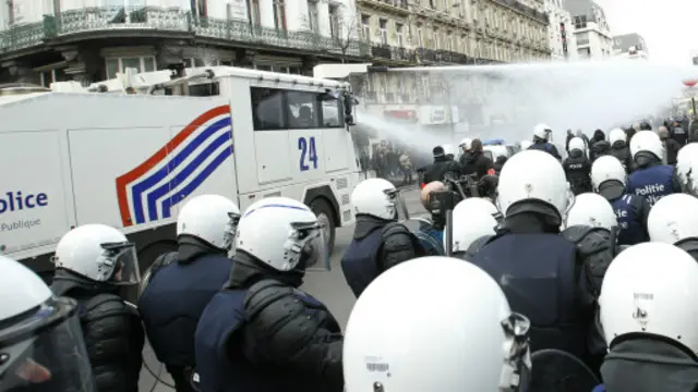 حکام نے اتوار کو ’ڈر اور خوف‘ کے خلاف مظاہرے کو منسوخ کر دیا کیونکہ ان کا خیال ہے کہ اس سے پچھلے ہفتے کے بم دھماکوں کی تیحقیق میں خلل ائے گا