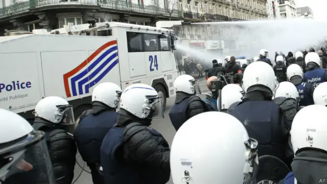 比利时警察驱散行动