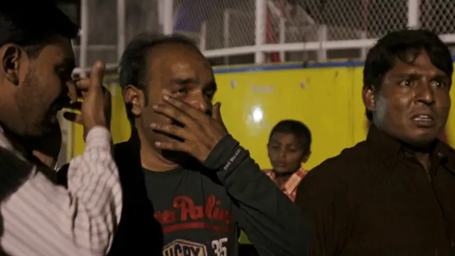 لاہور میں دھماکے کے بعد صورتحال کو کنٹرول میں لانے کے لیے فوجی دستے گلشن اقبال پارک کے ارد گرد تعینات کر دیے گئے ہیں