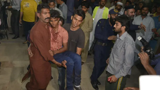 ڈی آئی جی آپریشنز اشرف حیدر کا کہنا ہے سب سے زیادہ زخمی شیخ زید اور جناح ہسپتال میں موجود ہیں۔ اس وقت سرکاری اطلاعات کے مطابق مرنے والوں کی تعداد 50 ہے جبکہ 150 سے زیادہ لوگ زخمی ہیں