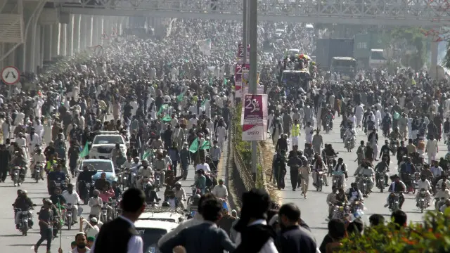 خفیہ اداروں کی رپوٹ کے مطابق مظاہرین کی تعداد 70 سے 80 ہزار ہے