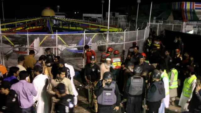 持枪军警在拉合尔高尔杉伊克巴尔公园内处置爆炸事故（27/3/2016）