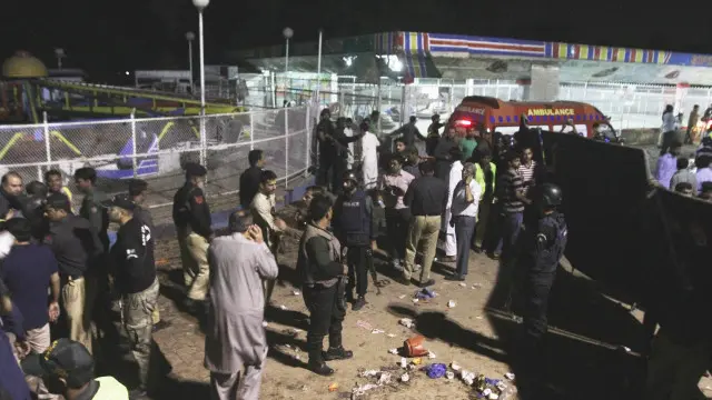 آج بھی اتوار کی چھٹی تھی اور ایسٹر کی وجہ سے بھی پارک میں بچوں اور خواتین کا بڑا رش تھا