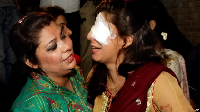 گلشن اقبال پارک میں ہونے والے اس حملے میں تین سو کے قریب افراد زخمی ہوئے ہیں