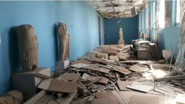 Многие экспонаты внутри музея сильно пострадали