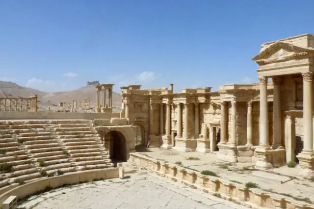 El teatro, usado por Estado Islámico para las ejecuciones, permanece intacto