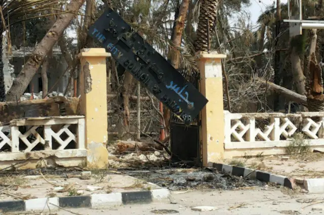 El ayuntamiento de la ciudad también quedó destrozado tras la invasión de Estado Islámico