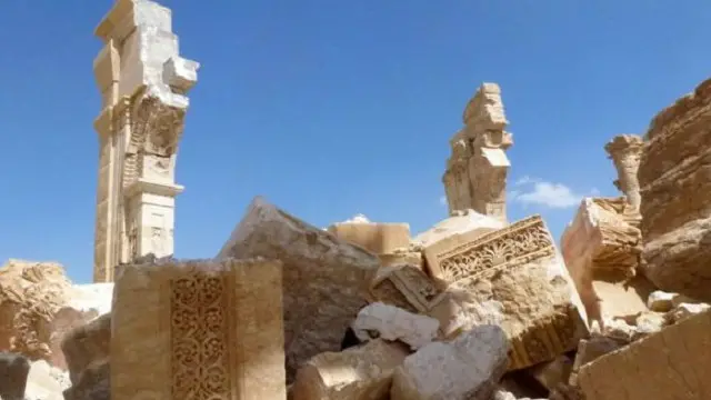 ما تبقى من قوس النصر في تدمر والذي نسفه مقاتلو تنظيم الدولة في العام الماضي