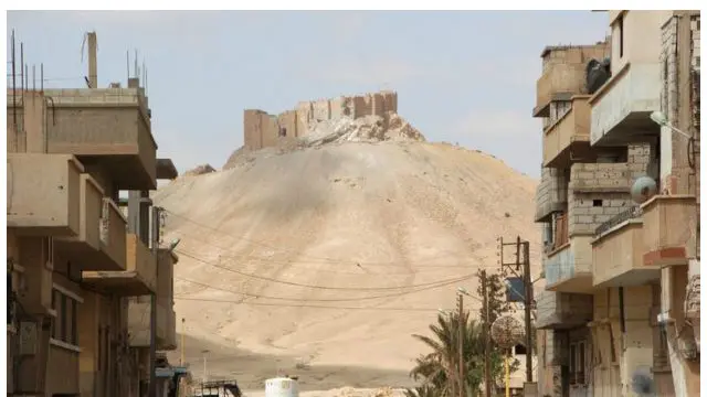 Вид на античные руины из жилого района города