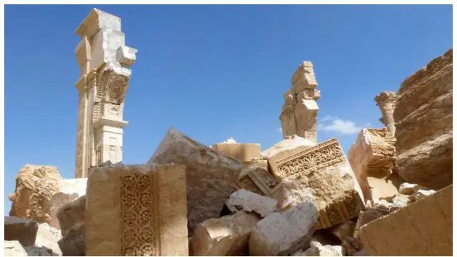 Развалины Триумфальной арки, взорванной экстремистами в октябре 2015 года