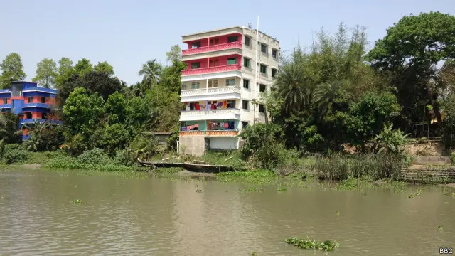 নদীর কাছেই বহুতল ভবন।