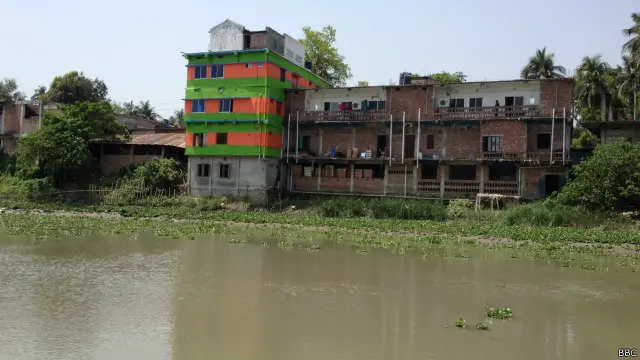 নদীর পার দখলকে অনেকেই গুরুত্ব দিচ্ছে না।
