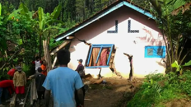 Longsor mengakibatkan sembilan rumah rusak berat.