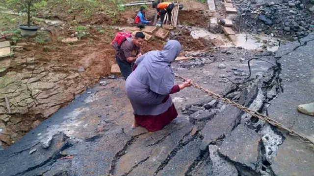 Longsor juga mengakibatkan amblasnya jalan.